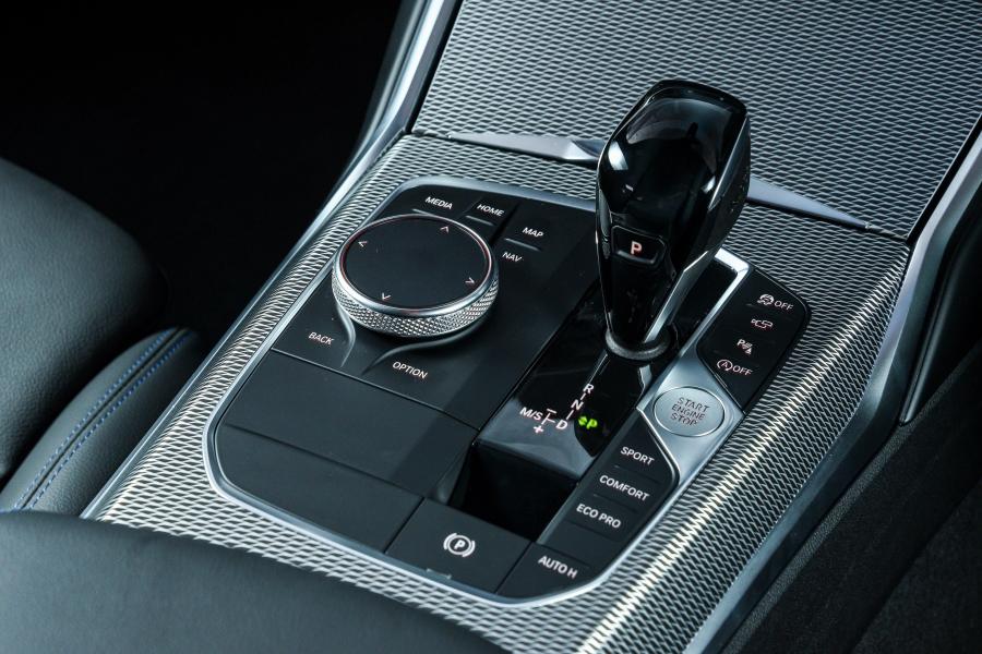 Детали интерьера BMW 330i M Sport (G20) 2019 года  (ZA) (фото 13 из 40)
